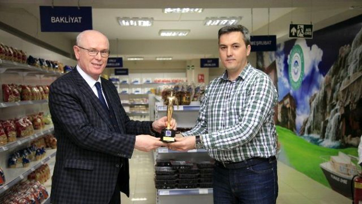 Başkan Kurt Ödülü, Halk Market Yetkililerine Teslim Etti
