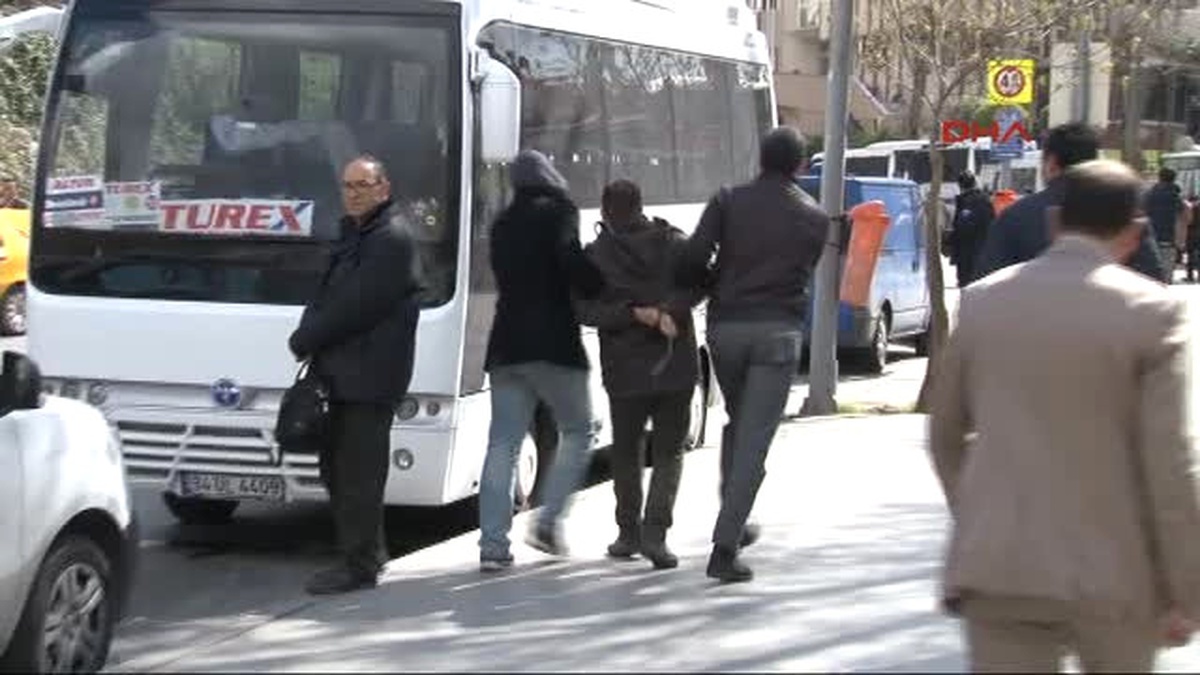 Beyazıt Meydanı\'nda Gözaltı Hareketliliği