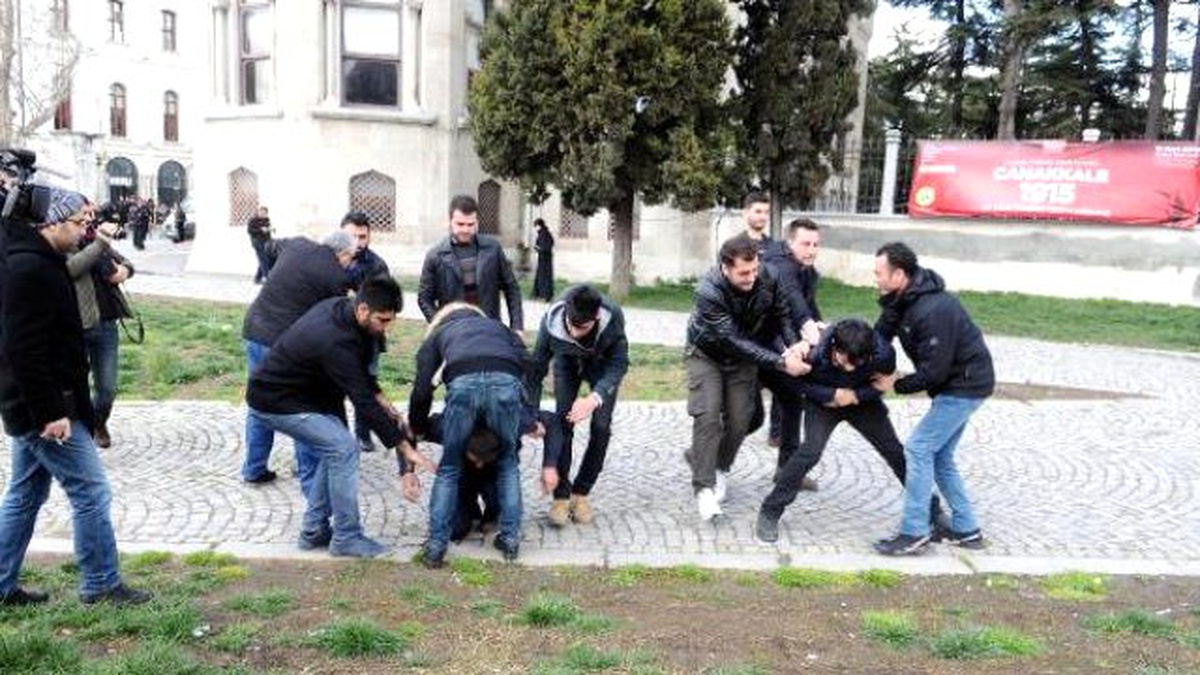 Beyazıt Meydanı\'nda Gözaltı Hareketliliği