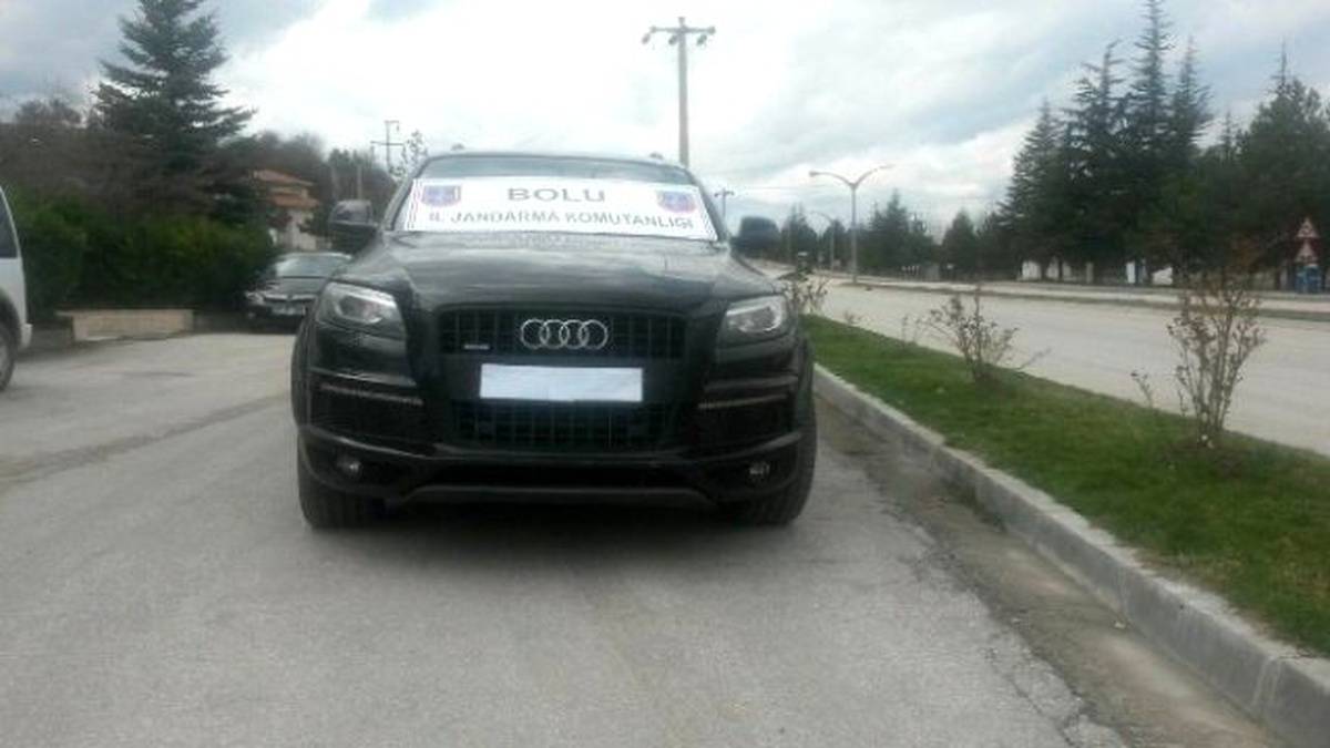 Bolu\'da Yasa Dışı Yollarla Türkiye\'ye Sokulan Lüks Araca El Konuldu