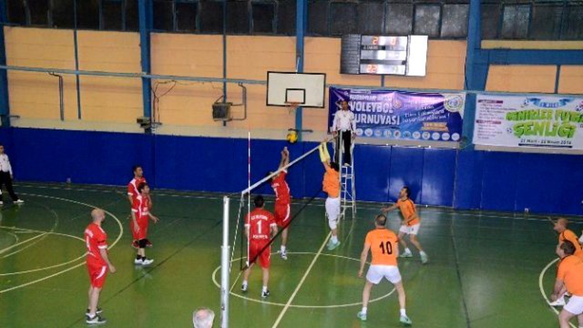 Bozüyük Belediyesi Kurumlar Arası Voleybol Turnuvası\'nda Şehitler İçin Saygı Duruşu