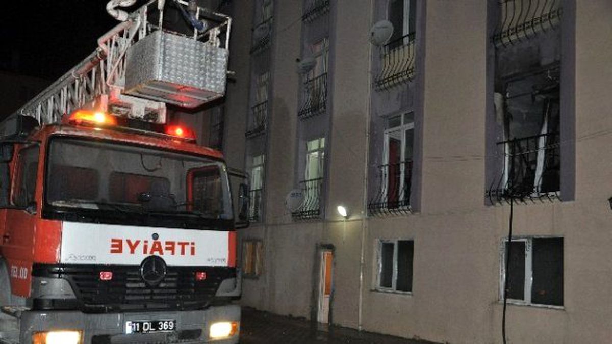 Bozüyük\'te Patlayan Televizyon Daireyi Harabeye Çevirdi