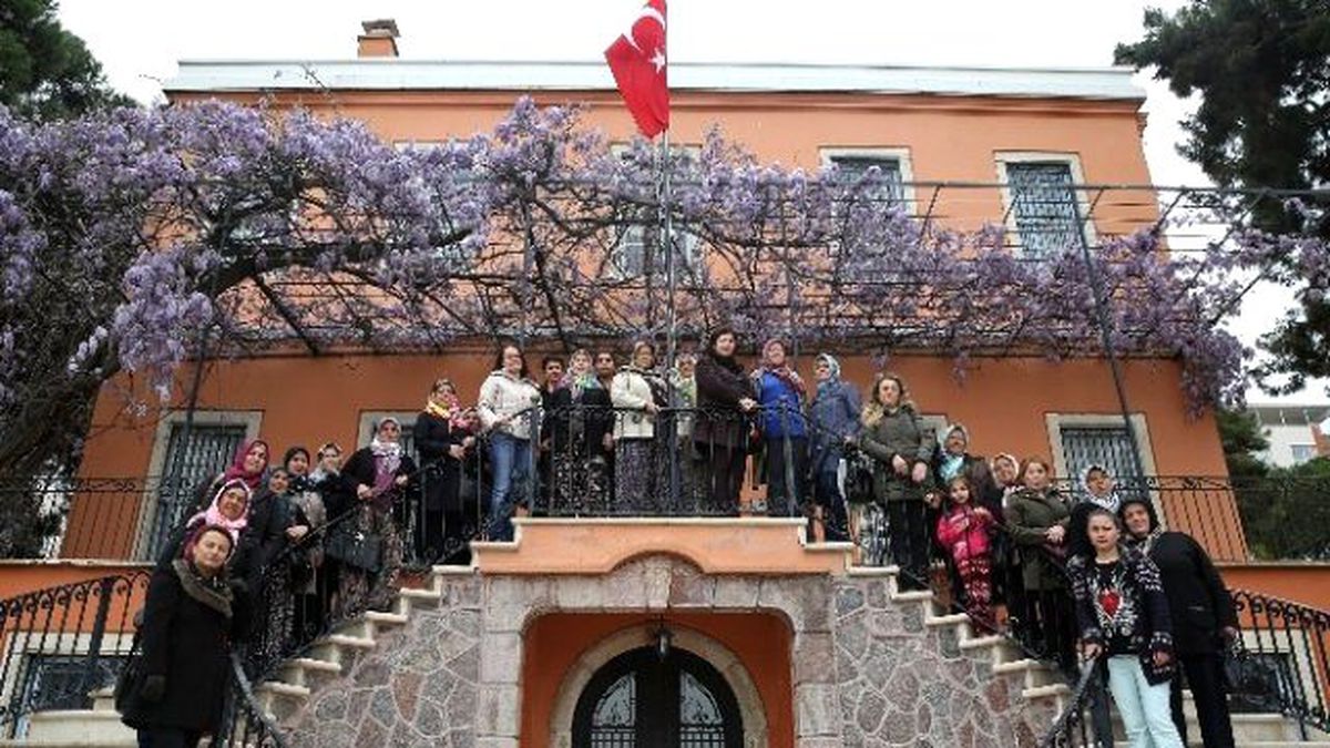 Bucalı Kadınlar Atatürk\'ü Andı