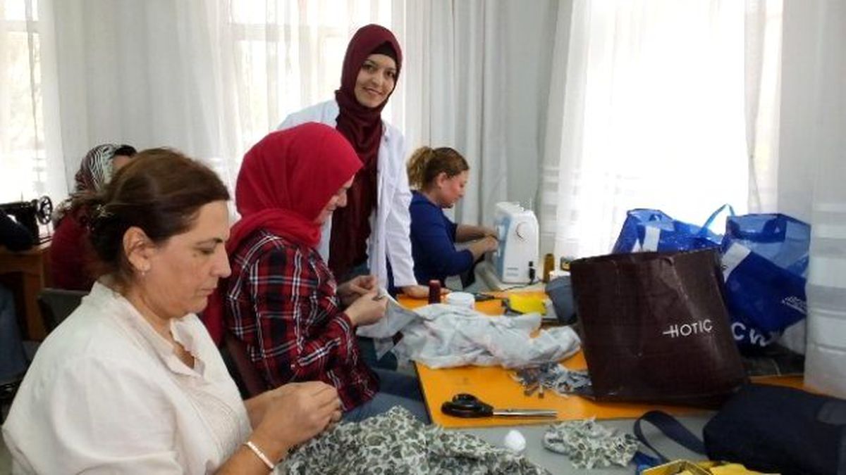 Burhaniye\'de Kadın Kursiyerler Sergiye Hazırlanıyor