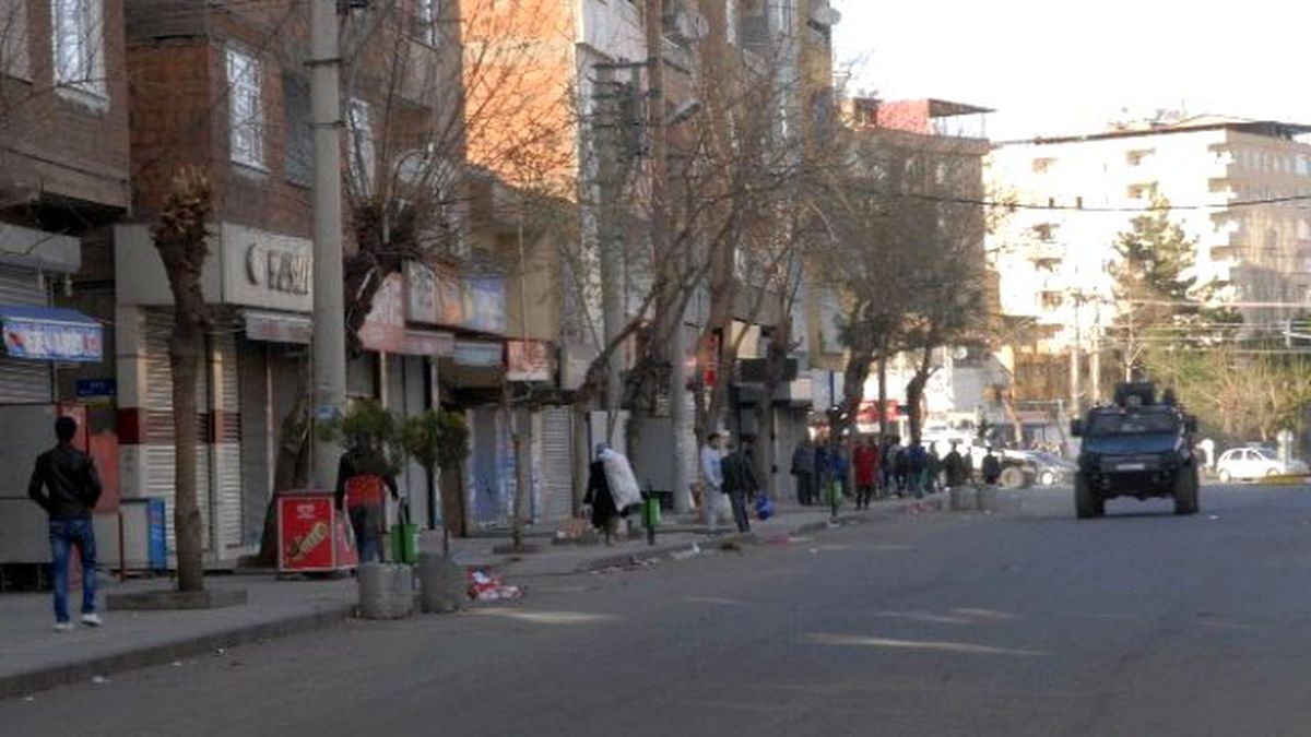 Diyarbakır'da Vatandaşlar Canlarını Tehlikeye Attı, Çatışmaları İzledi