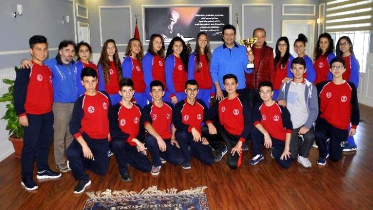Folklorcular, Şampiyonluk Kupasını Başkana Hediye Etti