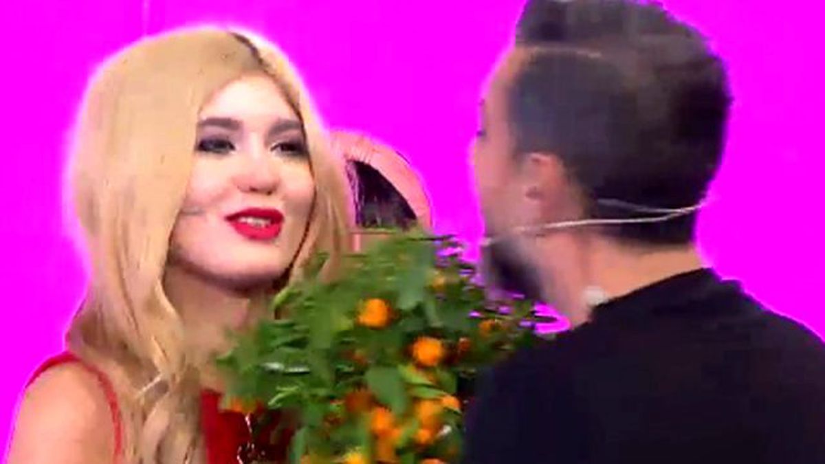 Hakan Akkaya\'dan Bahar Candan\'a Hediye!