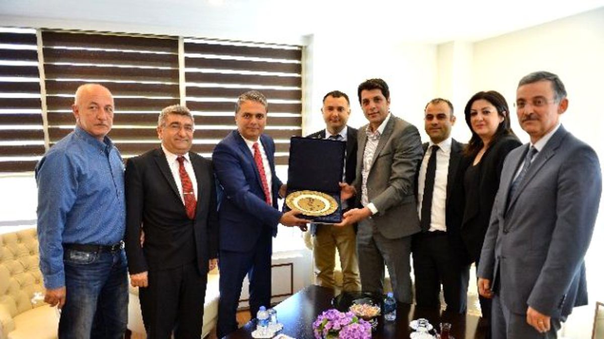 Hakemlerden Uysal\'a Plaket