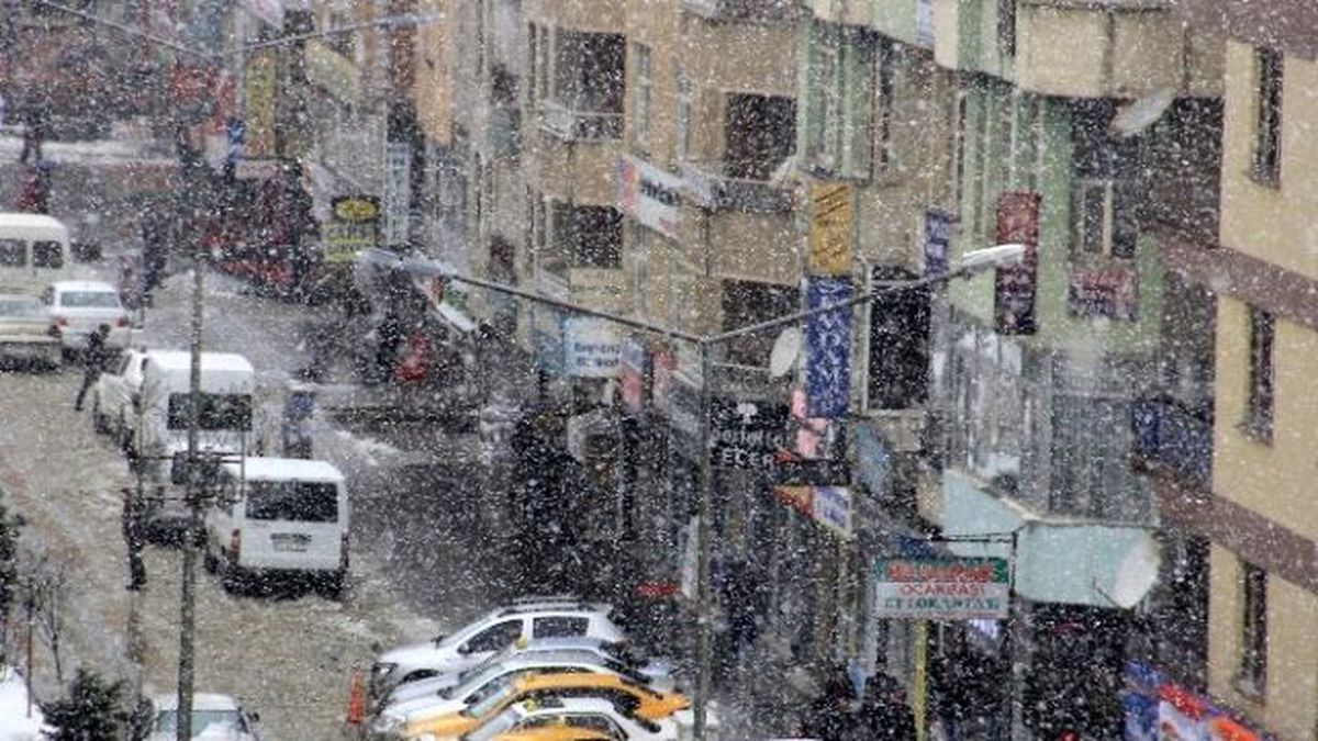 Hakkari\'de Kar Yağışı