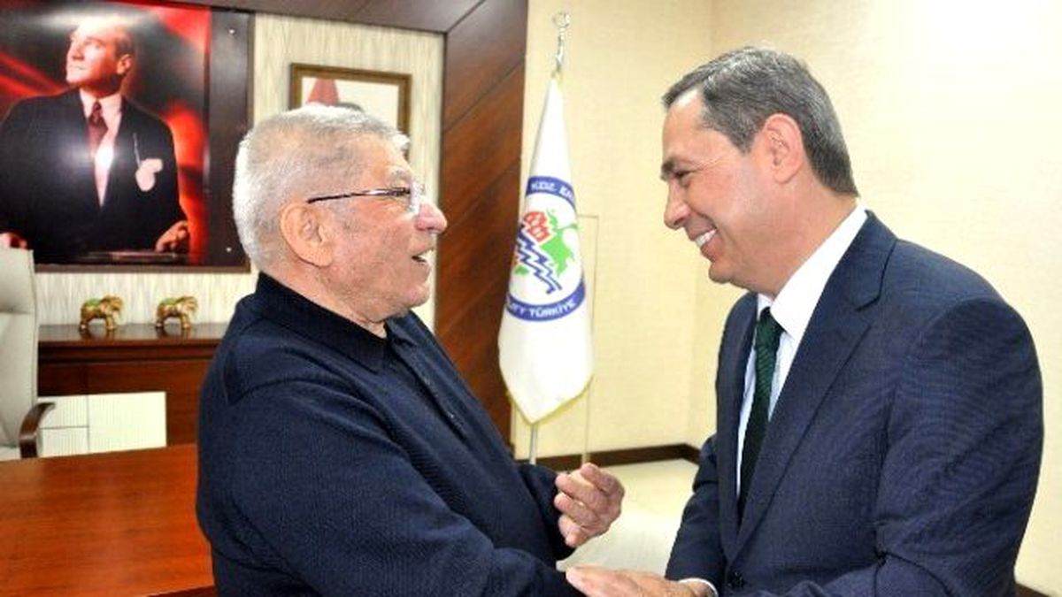 Hayırsever İş Adamı Kameroğlu Başkan Uysal\'a Kitabını Hediye Etti