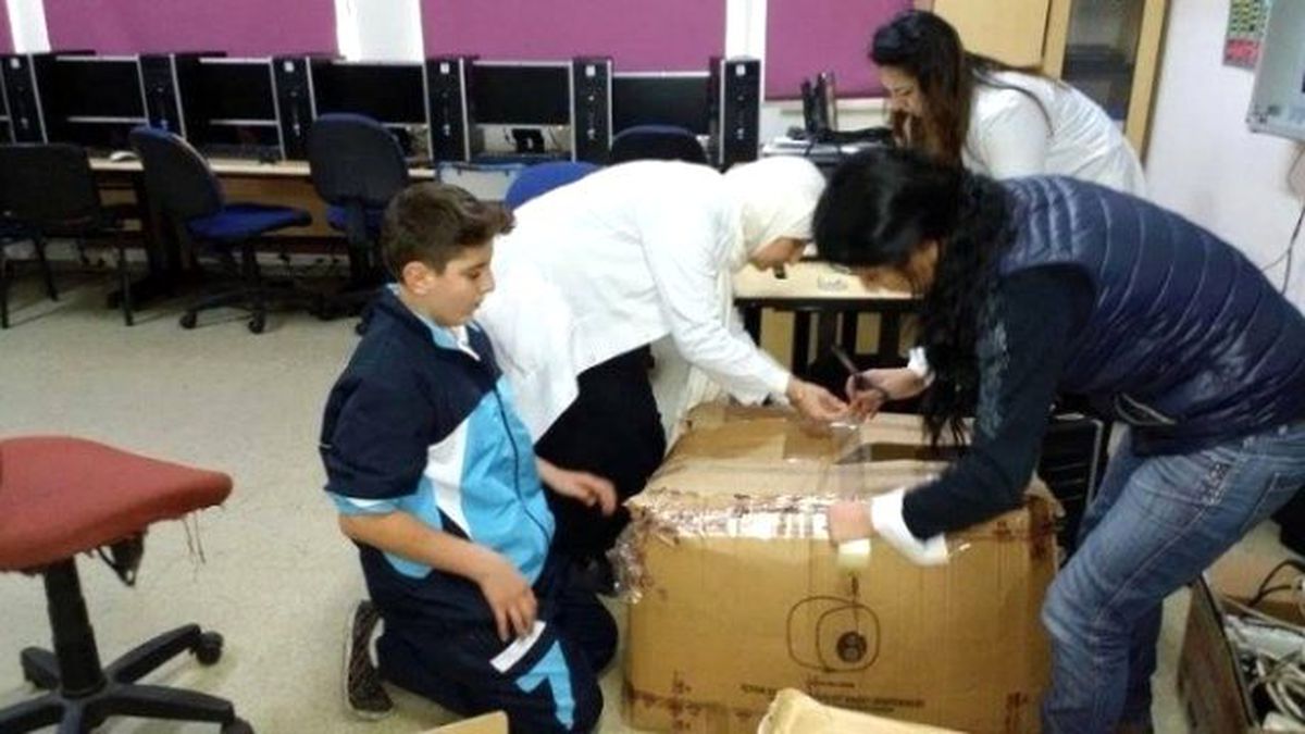 İstanbul\'dan Ceylanpınar\'a Beş Bilgisayar ile Projeksiyon Cihazı Gönderildi
