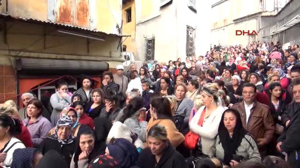İzmir Cenaze Töreninde Gözyaşları Sel Oldu