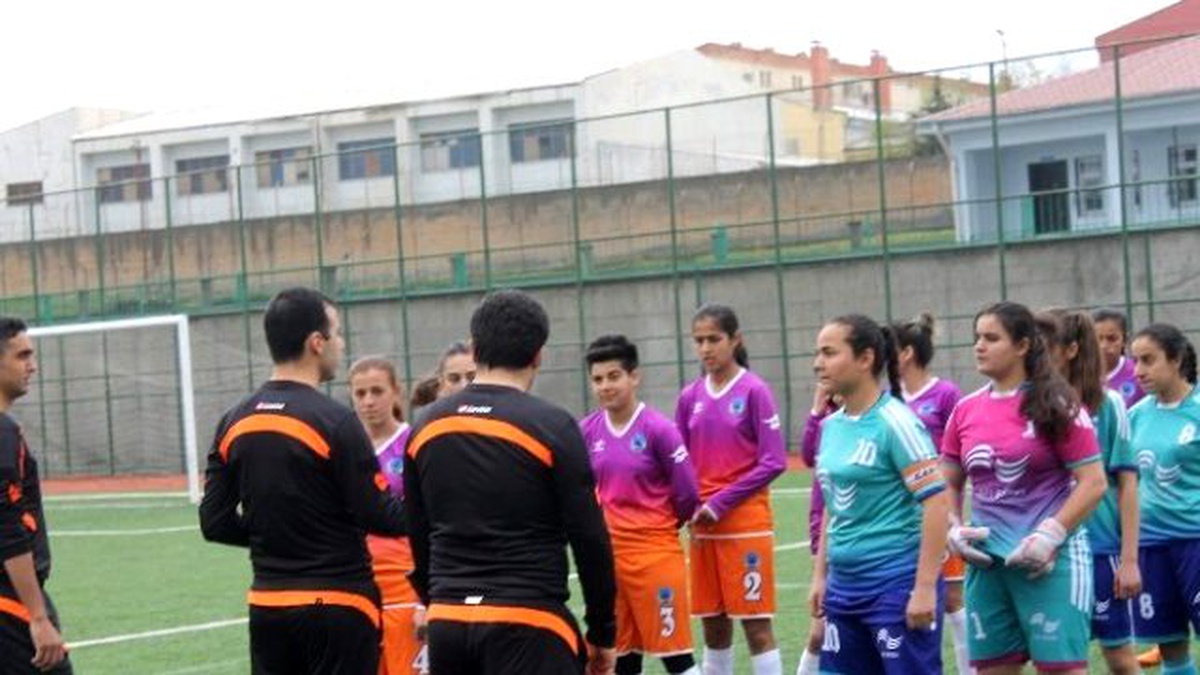 Kadın Futbolcular Sahaya Siyah Bantla Çıktı