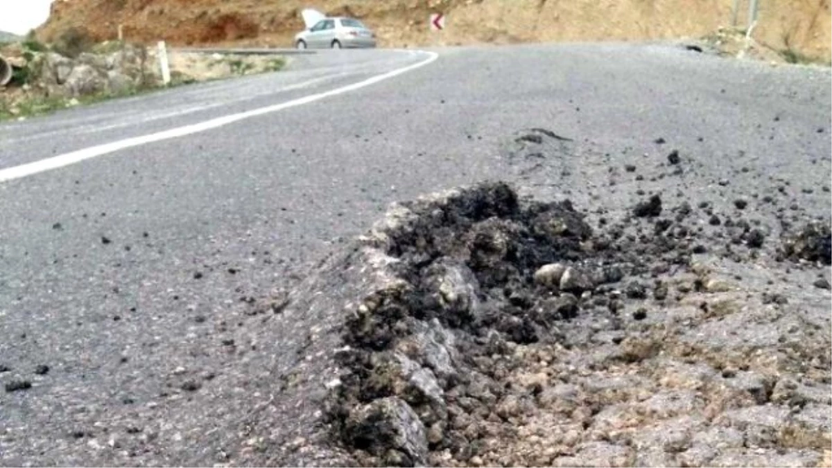 Kahta Sincik Yolunda Çökme ve Tümsek Meydana Geldi