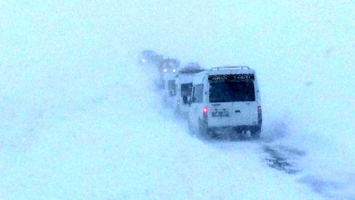 Kar Yağışı ve Sis Karapet Geçidi\'nde Trafiği Olumsuz Yönde Etkiliyor