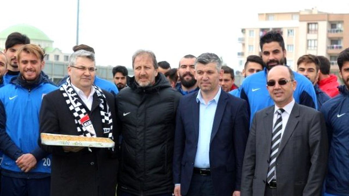 Manisalılar Platformu\'ndan Manisaspor\'a Baklava İkramı