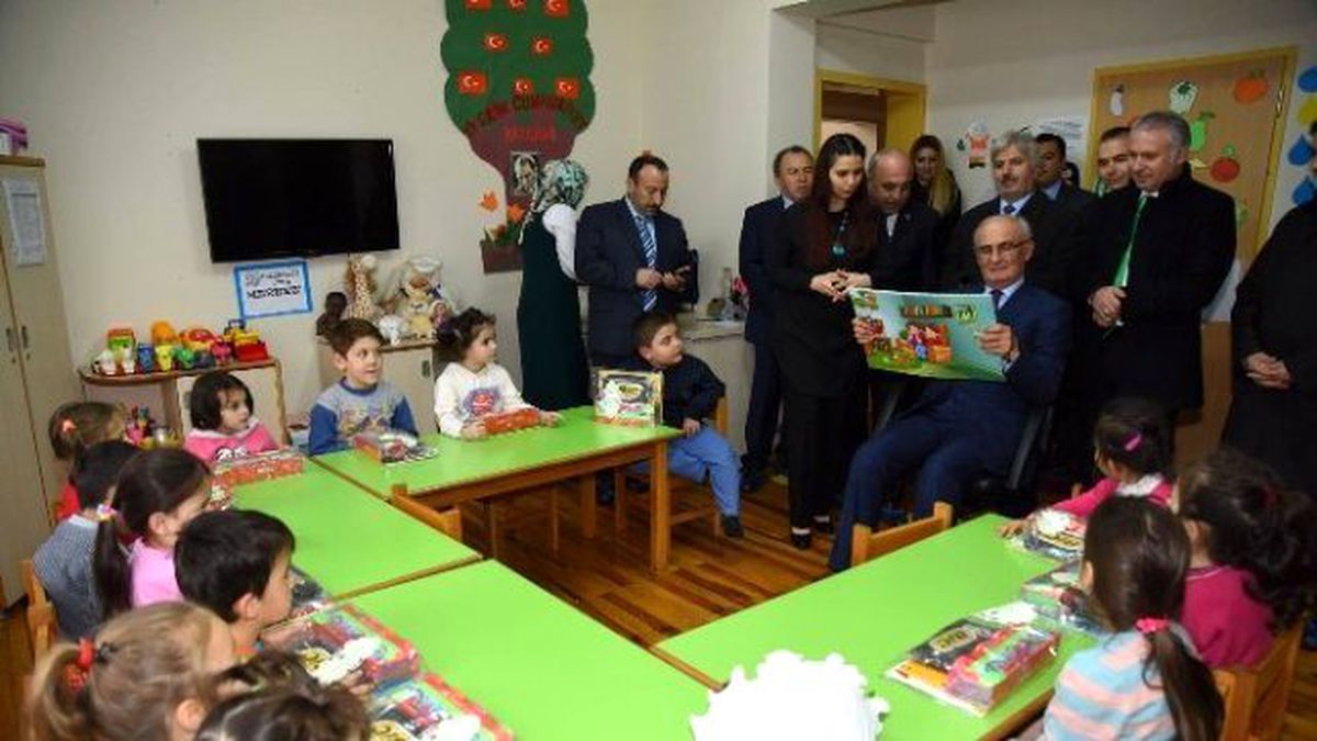 Minik Öğrencilere Masallarını Başkan Amcaları Okudu