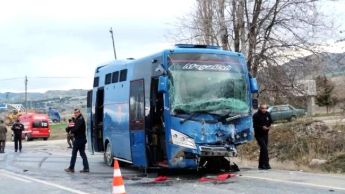 Otomobil ile Cezaevi Aracı Çarpıştı: 1 Ölü, 7 Yaralı
