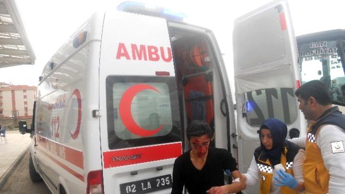 Otomobil ile Motosiklet Çarpıştı: 2 Yaralı