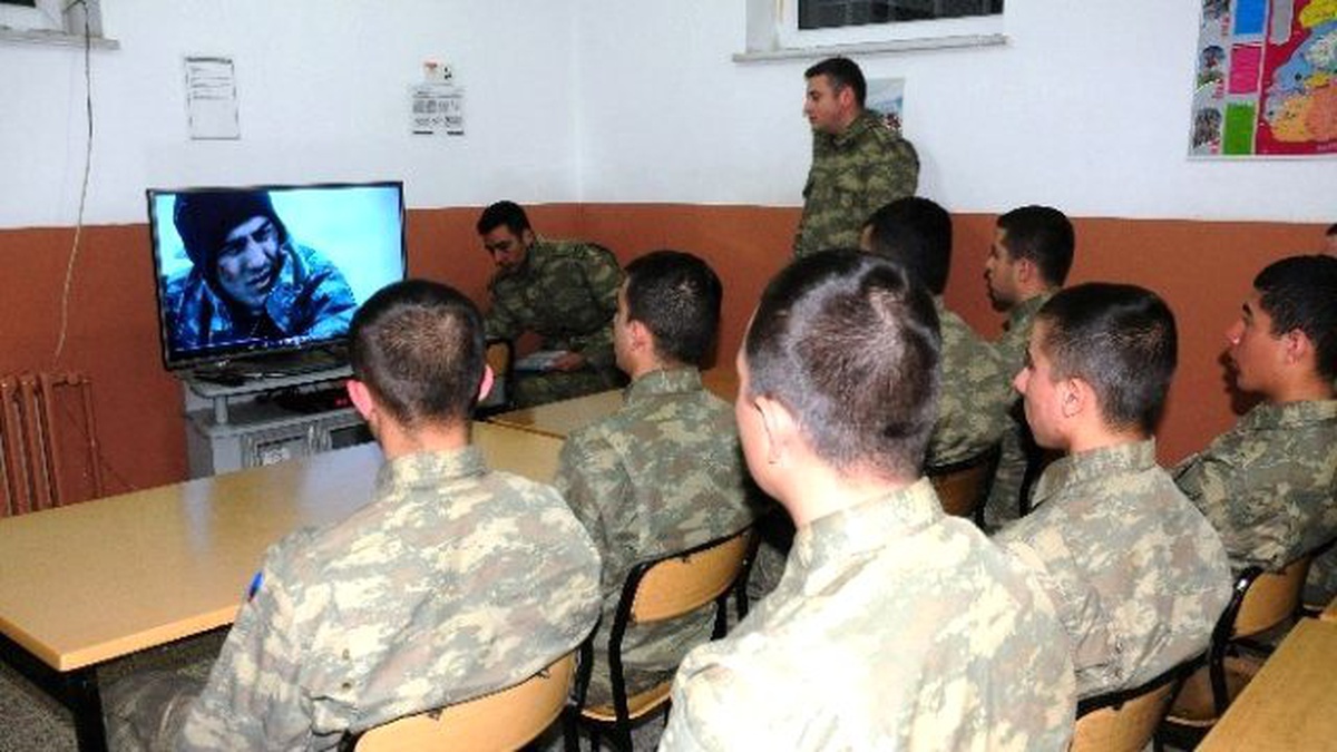 Hudut Kartalları Film İzlerken Eğitiliyor