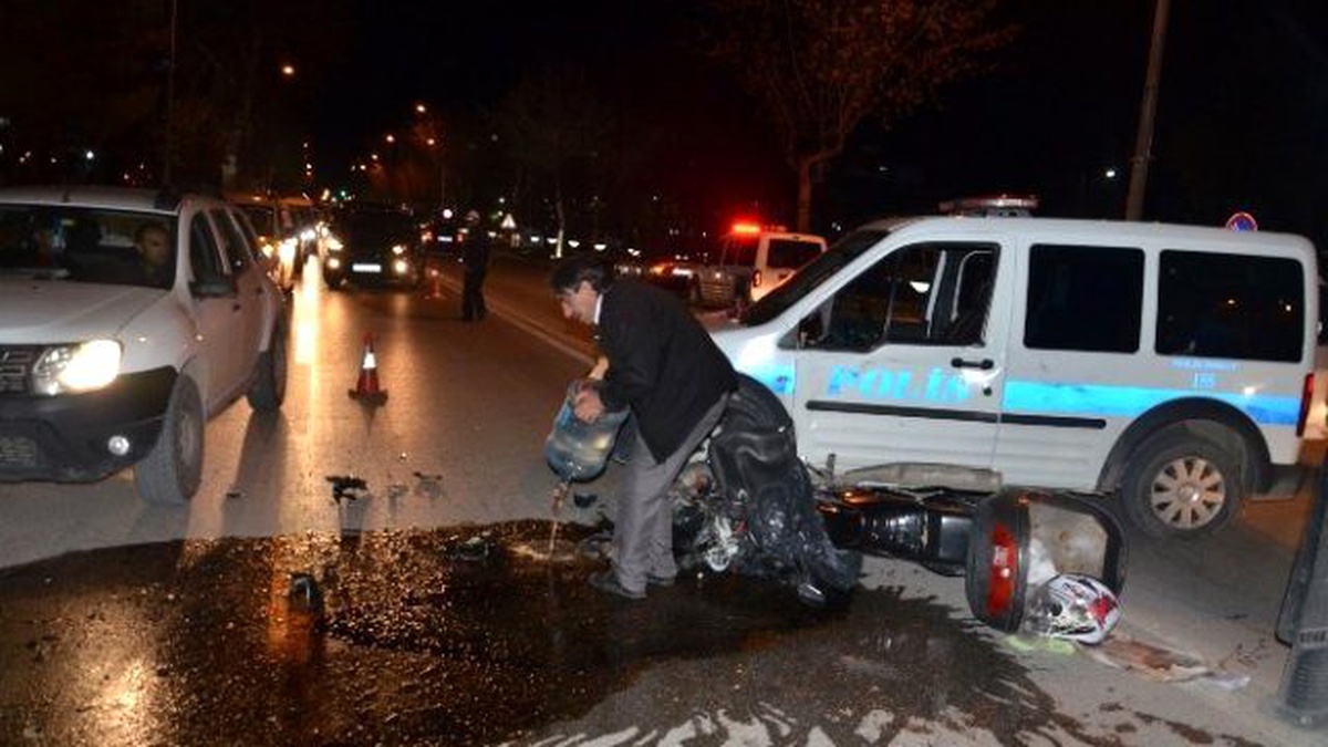 Polis Otosuyla Çarpışan Motosiklet Sürücüsü Yaralandı