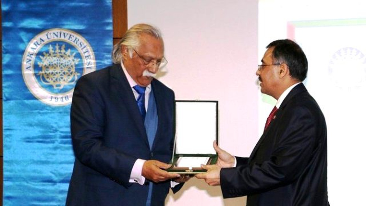 Prof. Dr. Erkan Türkmen\'e Pakistan Büyükelçisi\'nden Plaket