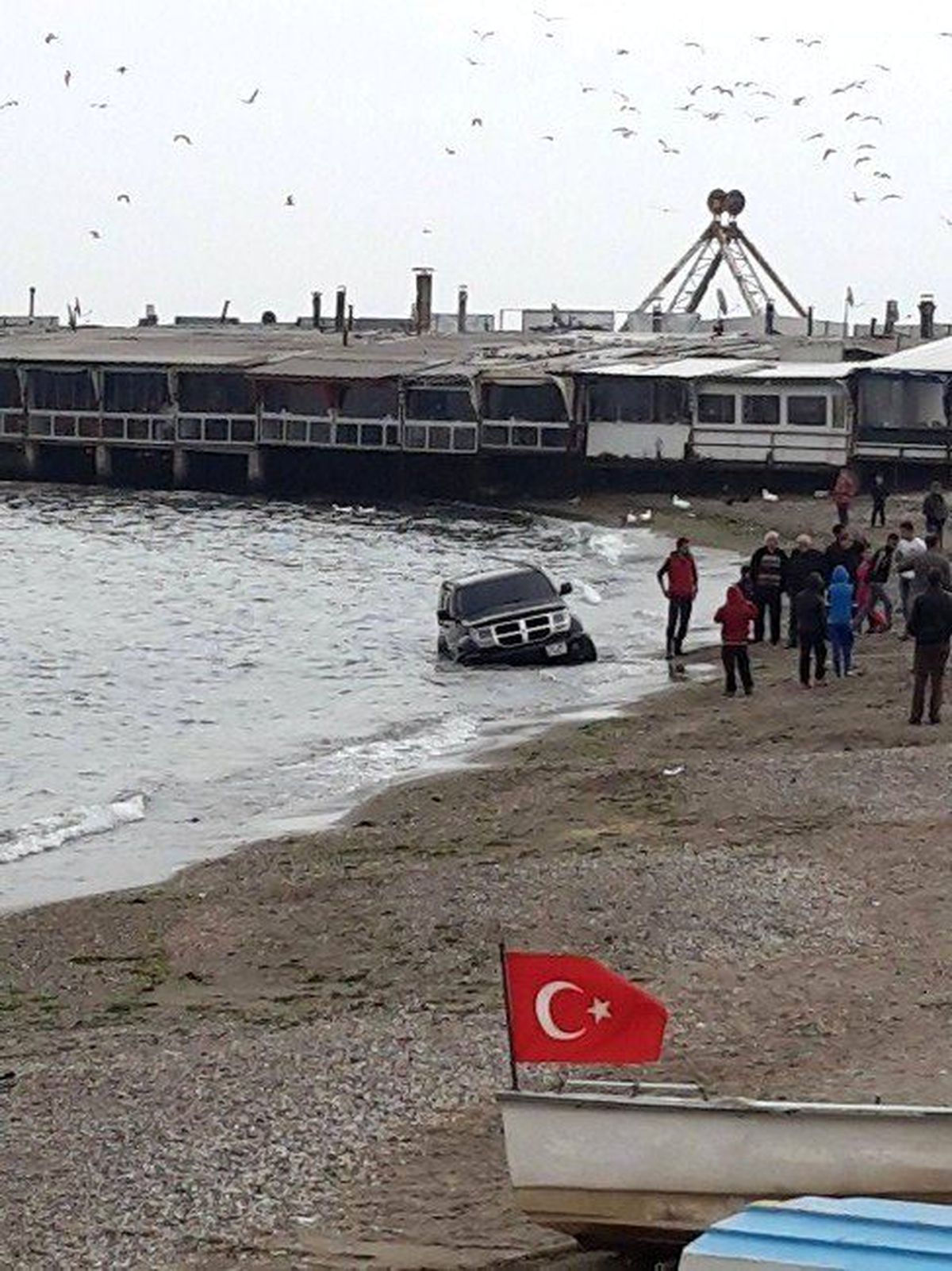 Maceraperest Adam, Lüks Cipini Denizde Sürmek İsteyince Kuma Saplandı