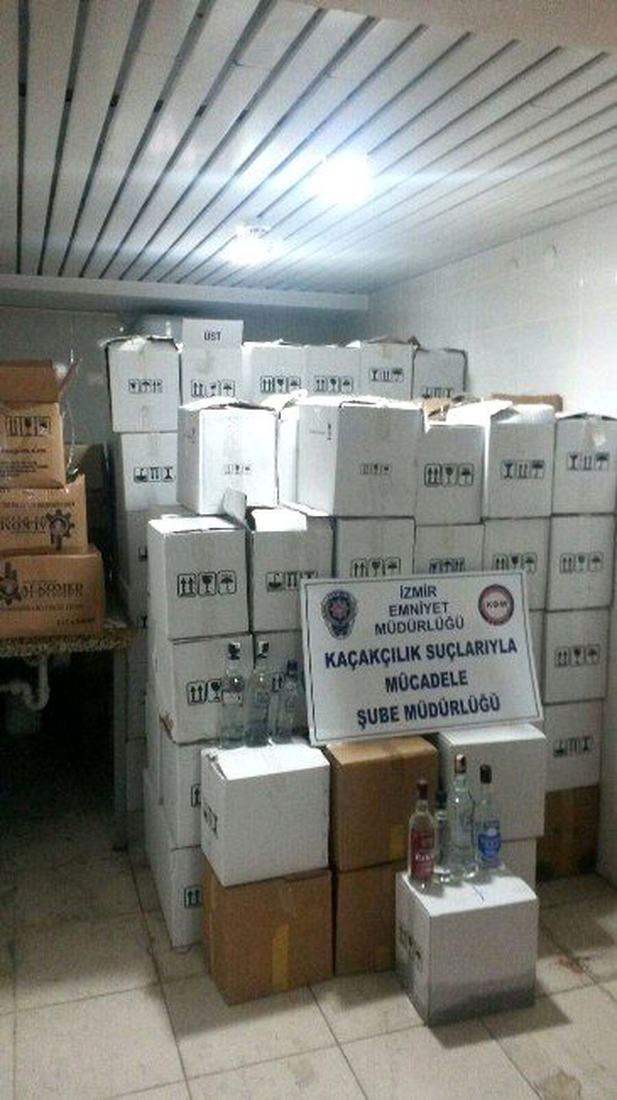 Sahte İçki Üretim Deposuna Polis Baskını