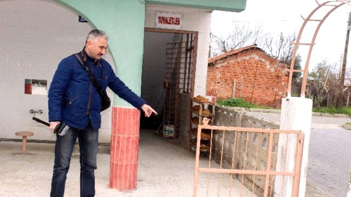 Salihli\'de İki Günlük Bebek Cami Avlusuna Terk Edildi