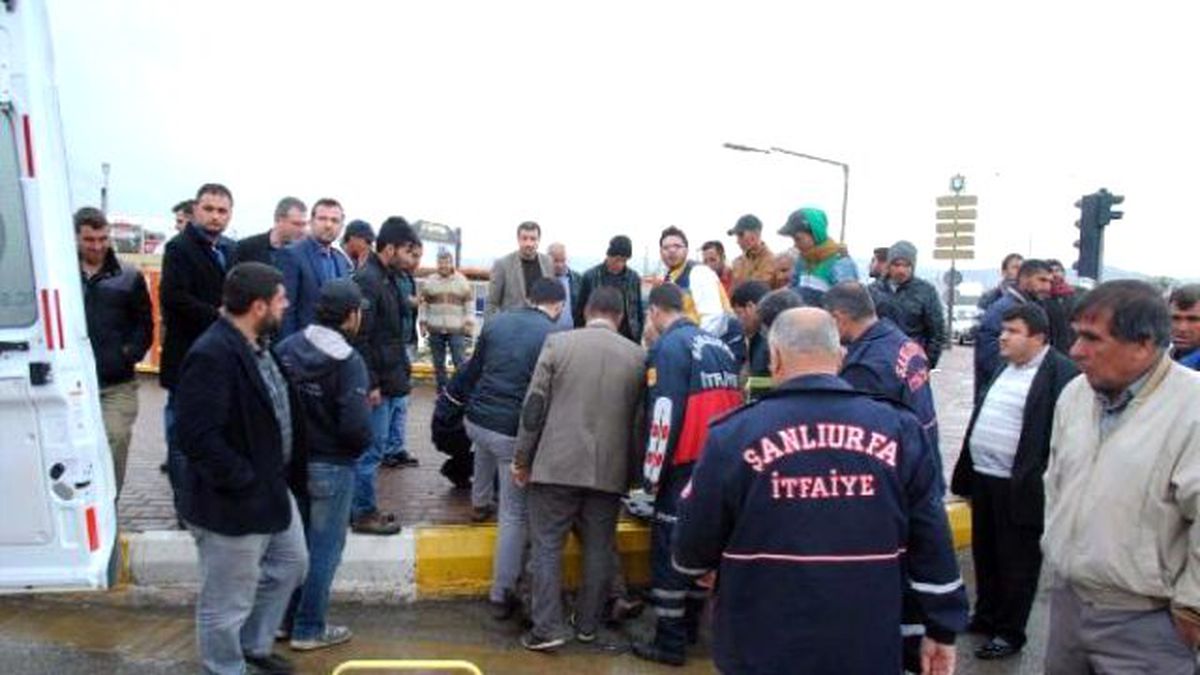 Şanlıurfa\'da Otomobil ile Hafif Ticari Araç Çarpıştı: 4 Yaralı
