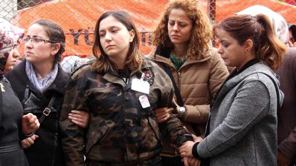 Şehit Eşini Üniformasıyla Karşılayıp Fotoğrafını Sevdi