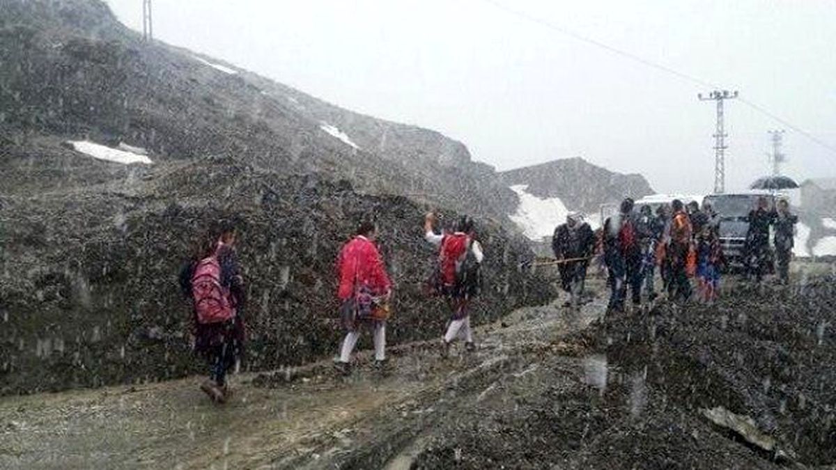 Şiddetli Yağışlar Belde Yolunu İkiye Böldü