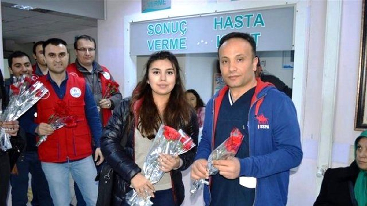 Şifa Veren Ellere Karanfil Uzattılar