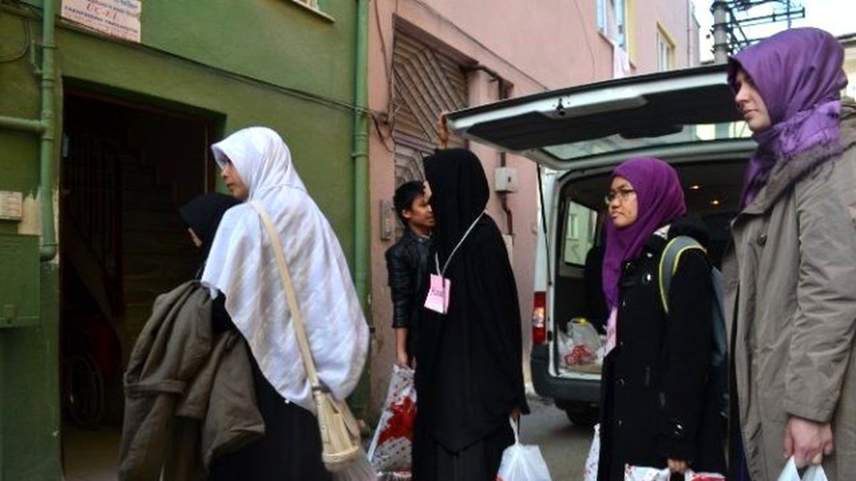 Tayland\'dan Geldiler, Mültecilere Yardım Ettiler