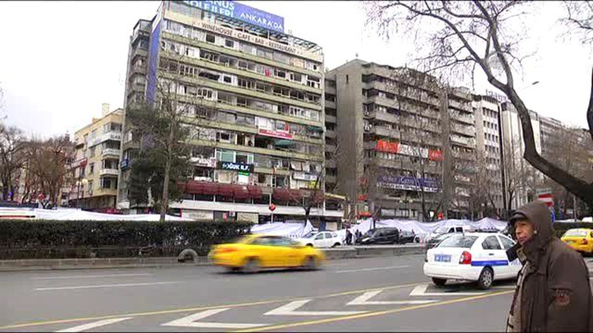 Terör Saldırısının Yaşandığı Kızılay\'da Vatandaşlar Patlamanın Yaşandığı Noktaya Ziyarette Bulundu