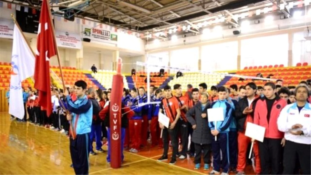 Tokat\'ta Okullarası Gençler Voleybol Grup Müsabakaları