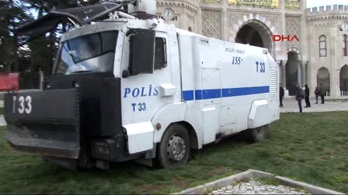 İstanbul'da Çamura Saplanan TOMA'yı Başka Bir TOMA Kurtardı