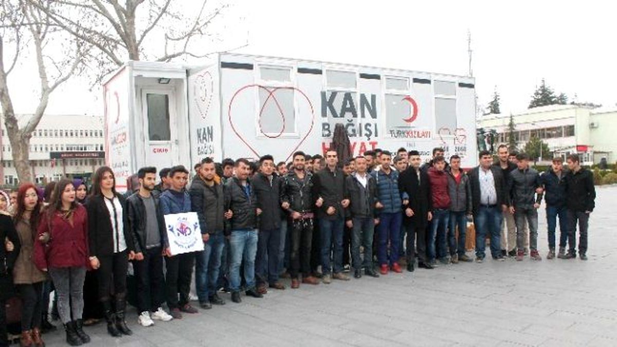 Üniversiteli Gençler Kanlarını Bağışladı