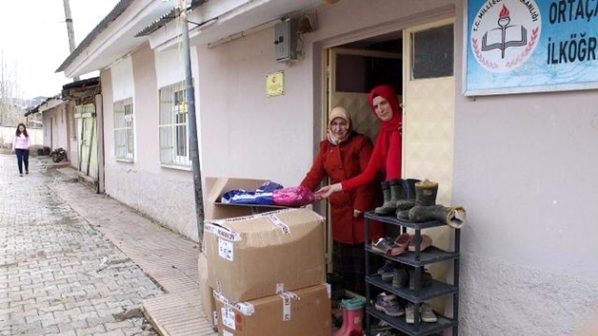 Yıldızeli\'nde İhtiyaç Sahiplerine Kıyafet Yardımı Yapıldı