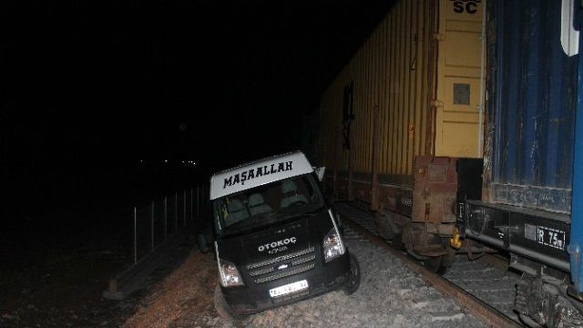Yük Treniyle Minibüs Çarpıştı Şans Eseri Yaralanan Olmadı