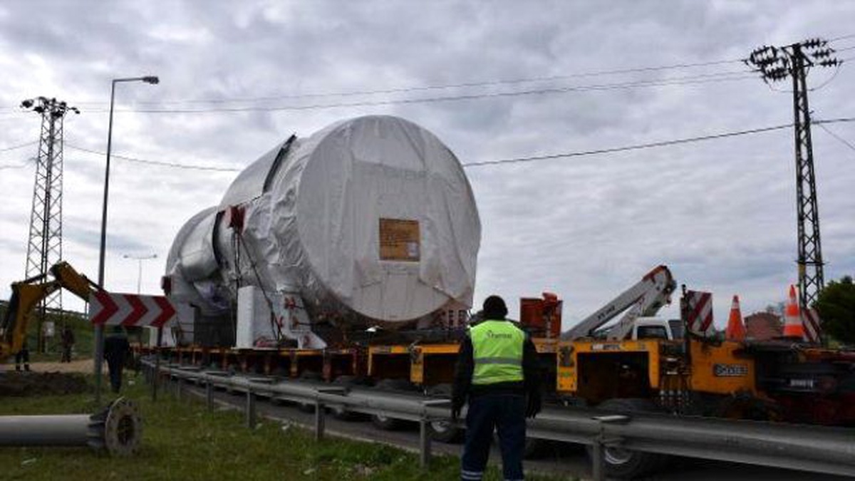 480 Tonluk Gaz Tribünü, 240 Tekerli Çekiciyle Taşınıyor