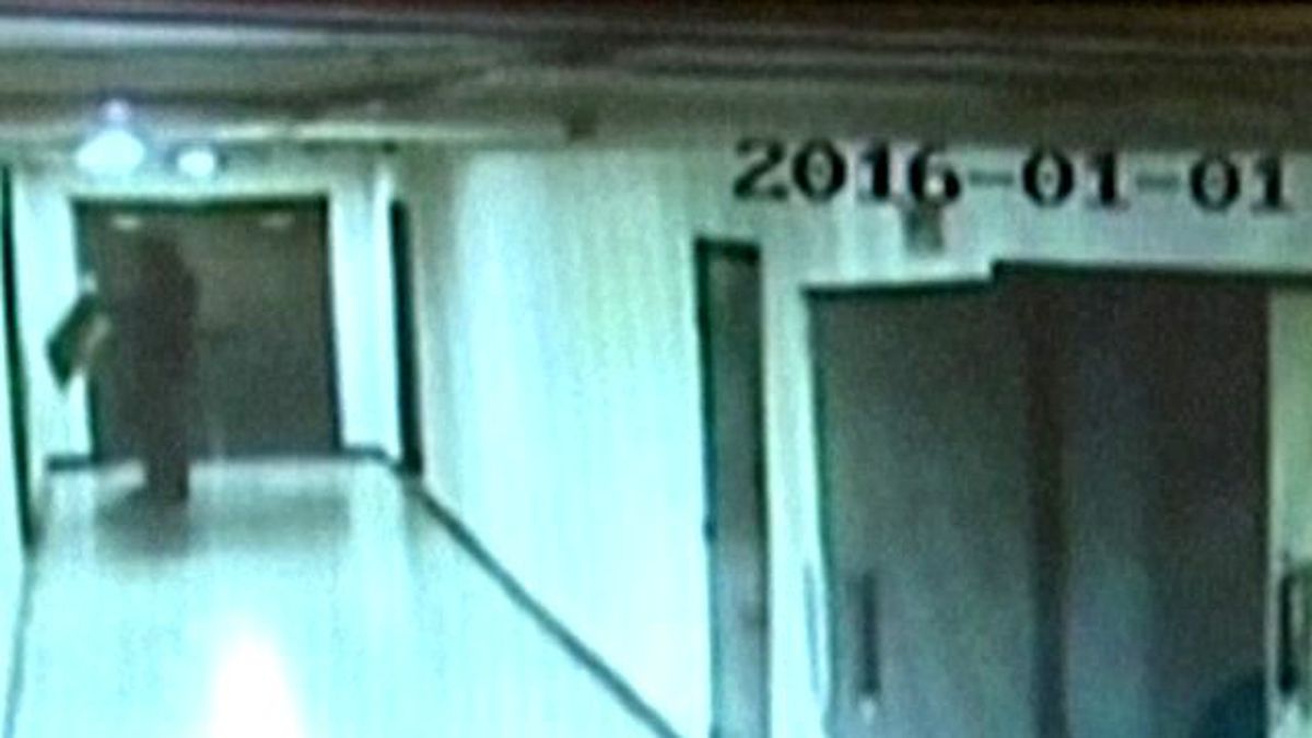 ABD'de 15 Yıl Hapisle Sonuçlanan Poster Hırsızlığı Kamerada