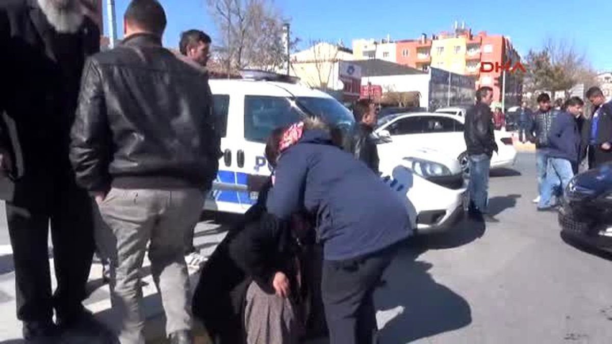 Aksaray Kırmızı Işıkta Bekleyen Araca Çarpan Otomobilin Sürücüsü Şoke Oldu