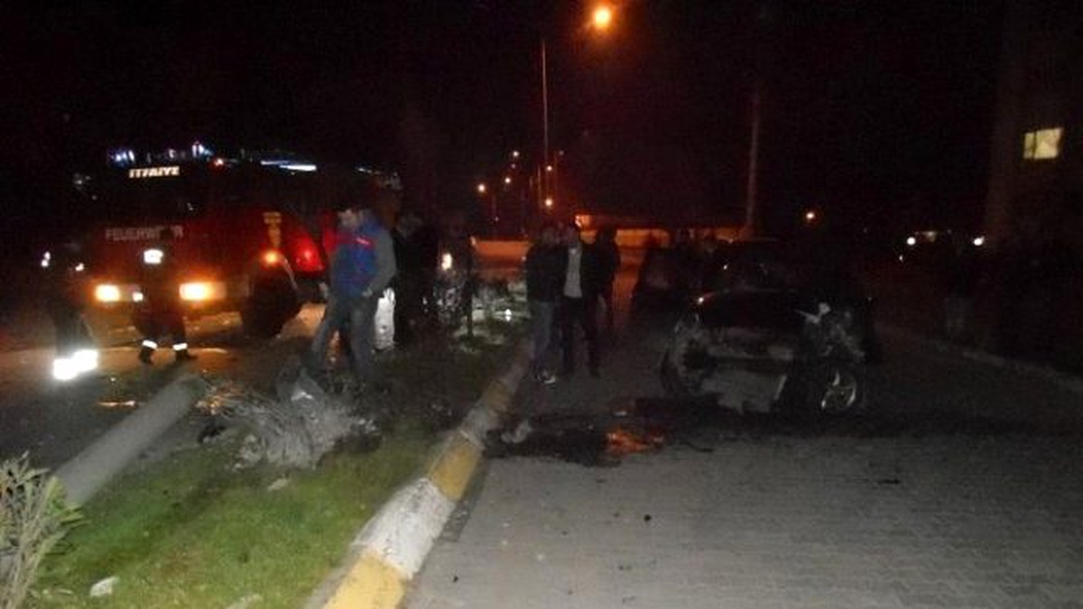 Alkollü Sürücü Elektrik Direğine Çarptı