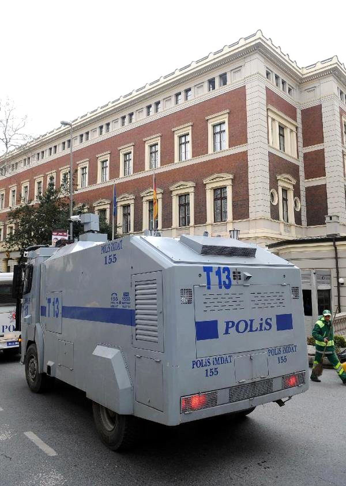 Almanya Başkonsolosluğu Önüne 5 Otobüs Dolusu Polis ile Toma Geldi