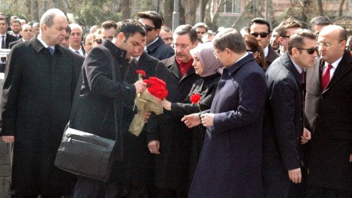 Başbakan Davutoğlu, Kızılay\'da Esnafları Ziyaret Etti