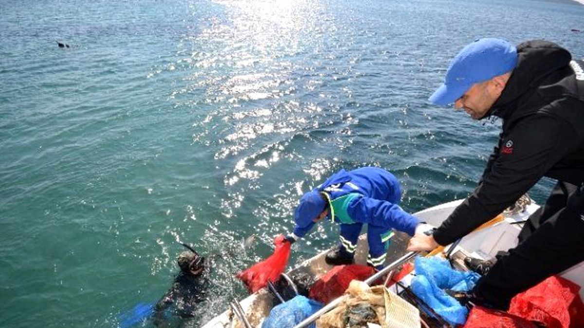 Bodrum Belediyesi Dalış Ekibi Bitez Koyunu Temizledi