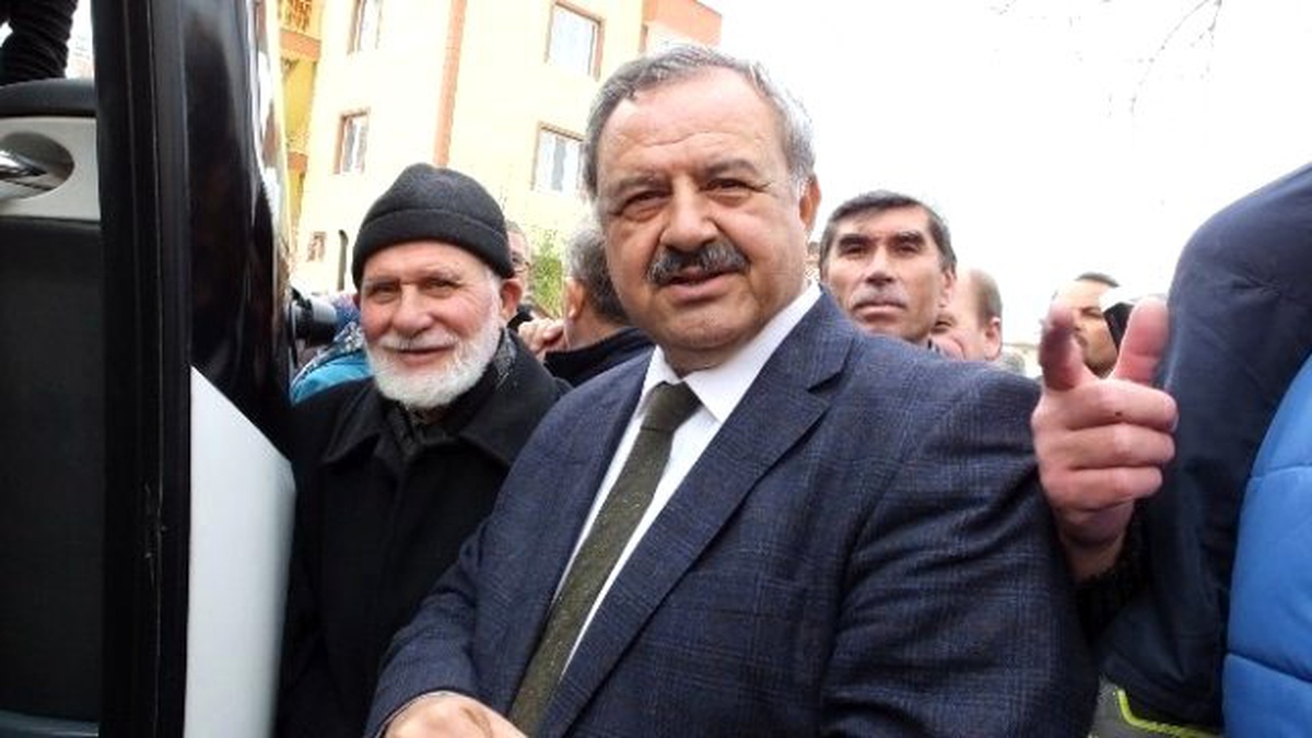 Burhaniye\'de Umrecileri Yüzlerce Vatandaş Uğurladı