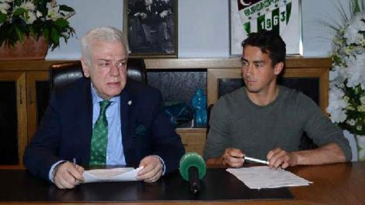 Bursaspor, Emirhan\'la 5 Yıllık Profesyonel Sözleşme İmzaladı