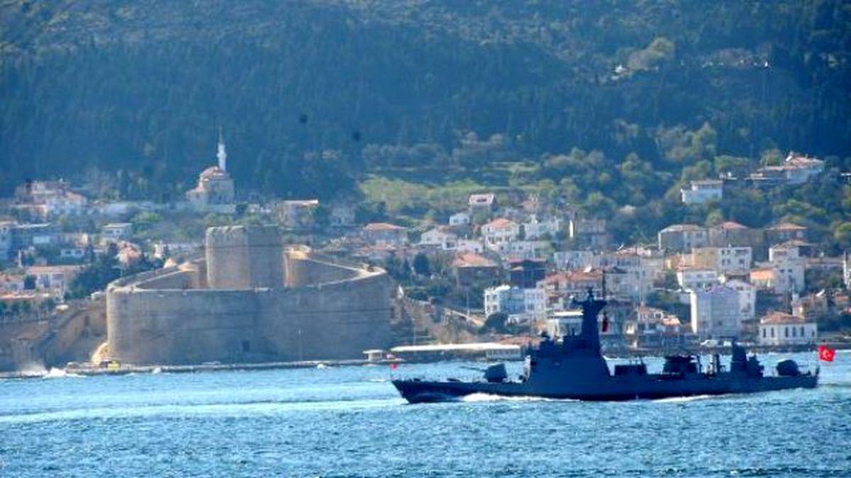 Çanakkale\'de Askeri Gemilerden Resmigeçit Provası